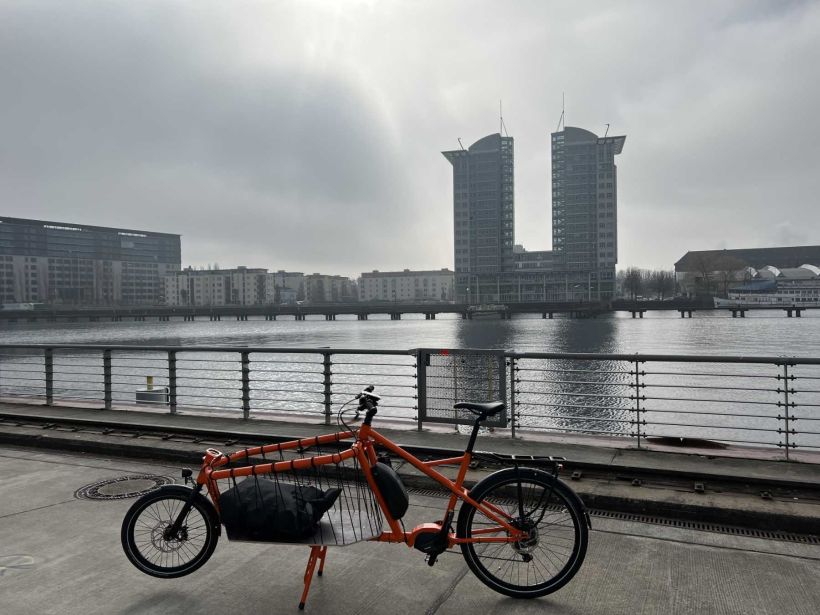 Foto des Lastenrads Radlader vor der Spree